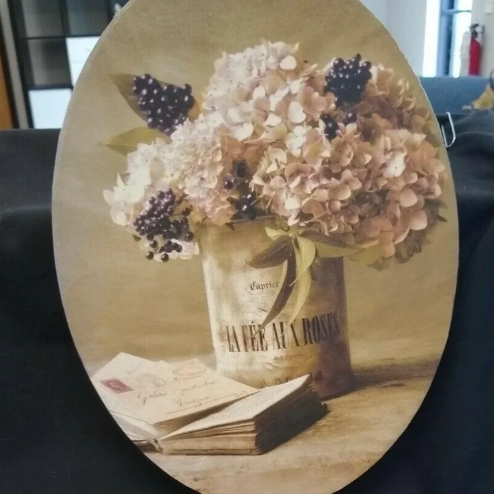 Rare Collectable 2004 Oval Hat Box by Cristin Atria Excellent Condition